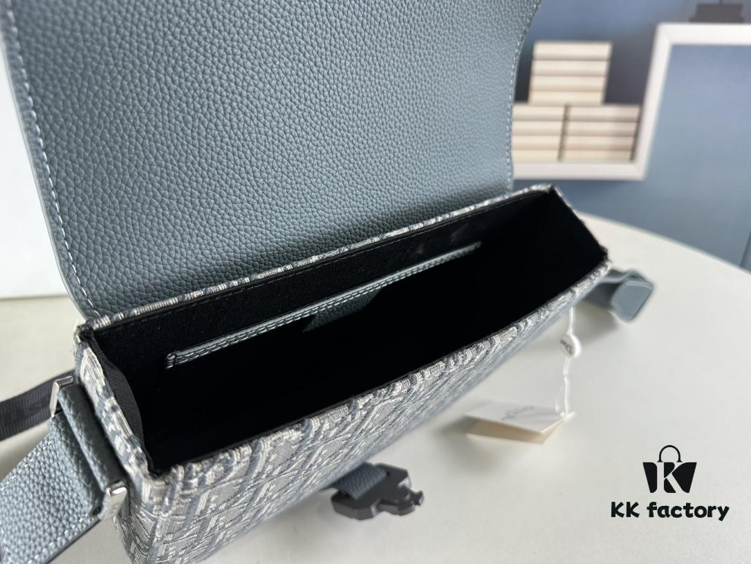 Box Included [Top Original Version] This mini saddle messenger bag is exquisitely stylish, meticulously crafted from black grained cowhide leather and adorned with a flap closure and 'DIOR' signature, highlighting the refined charm of the saddle design. Spacious interior compartments with a patch pocket for organizing daily essentials. Equipped with an adjustable leather shoulder strap for versatile wear as a shoulder or crossbody bag.