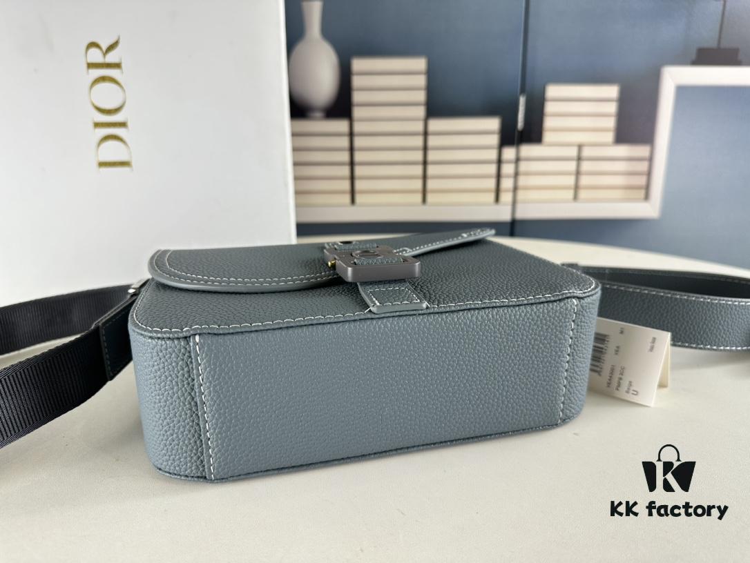 Box Included [Top Original Version] This mini saddle messenger bag is exquisitely stylish, crafted from black grained calf leather and adorned with a flap closure and 'DIOR' signature, highlighting the refined charm of the saddle design. Spacious interior compartments with a patch pocket accommodate daily essentials. Equipped with an adjustable leather shoulder strap for versatile wear as a shoulder or crossbody bag.