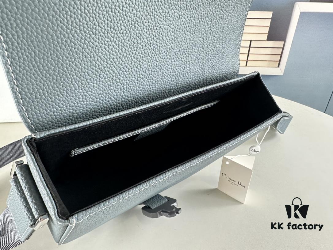 Box Included [Top Original Version] This mini saddle messenger bag is exquisitely stylish, crafted from black grained calf leather and adorned with a flap closure and 'DIOR' signature, highlighting the refined charm of the saddle design. Spacious interior compartments with a patch pocket accommodate daily essentials. Equipped with an adjustable leather shoulder strap for versatile wear as a shoulder or crossbody bag.