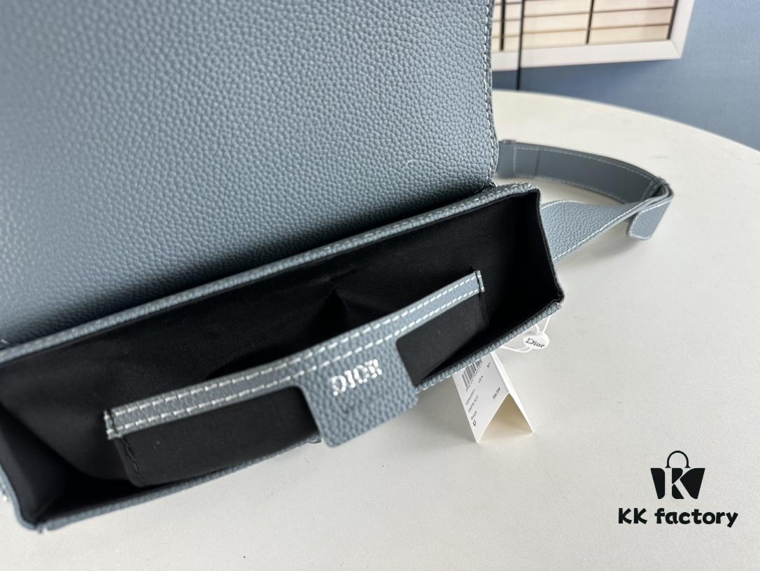 Box Included [Top Original Version] This mini saddle messenger bag is exquisitely stylish, crafted from black grained calf leather and adorned with a flap closure and 'DIOR' signature, highlighting the refined charm of the saddle design. Spacious interior compartments with a patch pocket accommodate daily essentials. Equipped with an adjustable leather shoulder strap for versatile wear as a shoulder or crossbody bag.