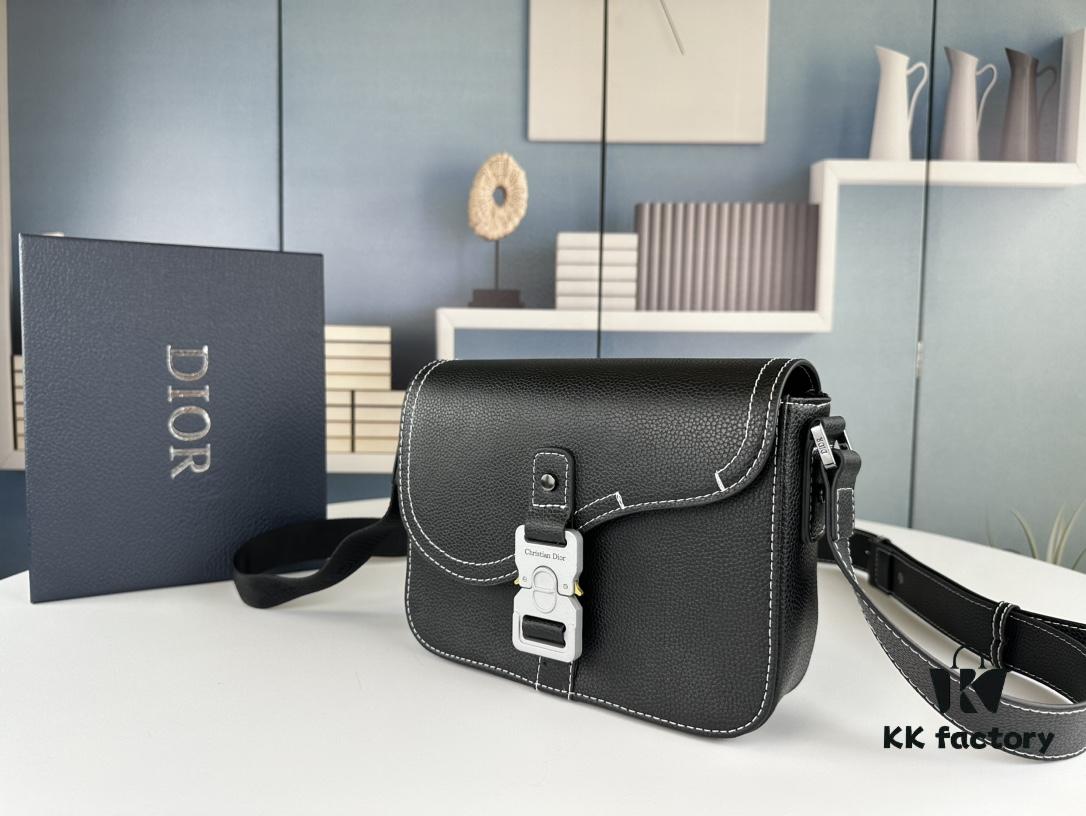 Box Included [Top Original Version] This miniature saddle messenger bag is exquisitely stylish, crafted from black grained cowhide leather and adorned with a flap closure and 'DIOR' signature, highlighting the refined charm of the saddle design. Spacious interior compartments with a patch pocket for organizing daily essentials. Equipped with an adjustable leather shoulder strap for versatile wear as a shoulder or crossbody bag.