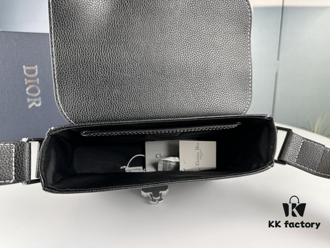 Box Included [Top Original Version] This miniature saddle messenger bag is exquisitely stylish, crafted from black grained cowhide leather and adorned with a flap closure and 'DIOR' signature, highlighting the refined charm of the saddle design. Spacious interior compartments with a patch pocket for organizing daily essentials. Equipped with an adjustable leather shoulder strap for versatile wear as a shoulder or crossbody bag.