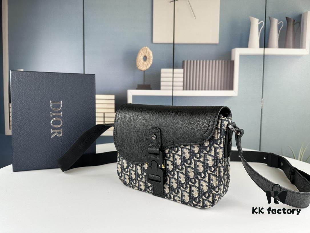 Box Included [Top Original Version] This mini saddle messenger bag is exquisitely fashionable, crafted from black grained cowhide leather and adorned with a flap closure and 'DIOR' signature, highlighting the refined charm of the saddle design. Spacious interior compartments with a patch pocket allow for organizing daily essentials. Equipped with an adjustable leather shoulder strap, it can be worn over the shoulder or crossbody.