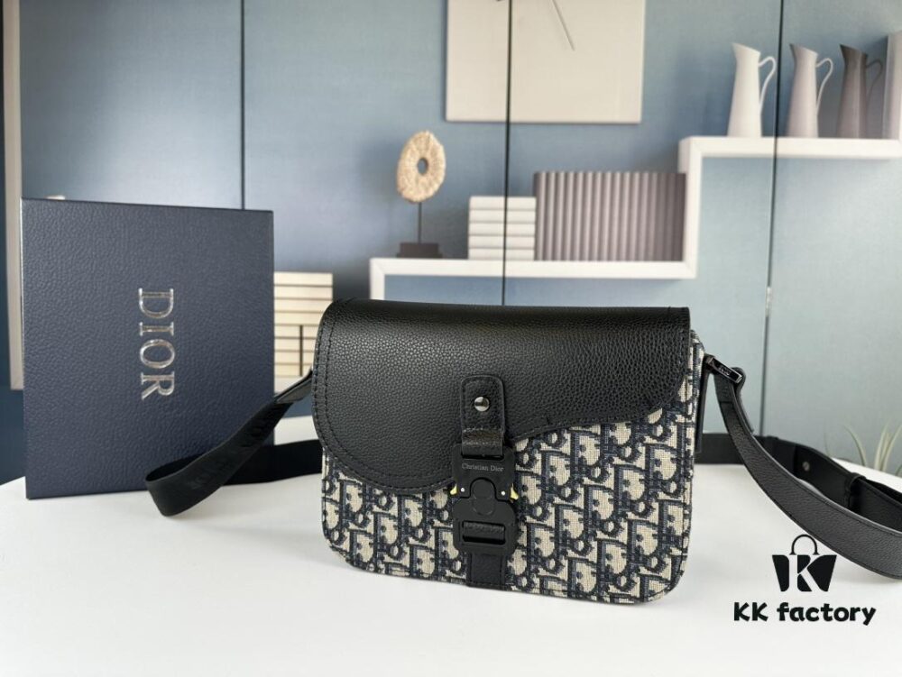 Box Included [Top Original Version] This mini saddle messenger bag is exquisitely fashionable, crafted from black grained cowhide leather and adorned with a flap closure and 'DIOR' signature, highlighting the refined charm of the saddle design. Spacious interior compartments with a patch pocket allow for organizing daily essentials. Equipped with an adjustable leather shoulder strap, it can be worn over the shoulder or crossbody.