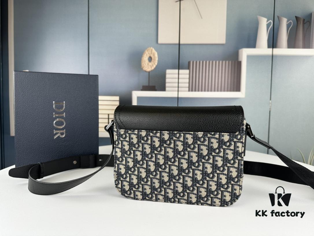 Box Included [Top Original Version] This mini saddle messenger bag is exquisitely fashionable, crafted from black grained cowhide leather and adorned with a flap closure and 'DIOR' signature, highlighting the refined charm of the saddle design. Spacious interior compartments with a patch pocket allow for organizing daily essentials. Equipped with an adjustable leather shoulder strap, it can be worn over the shoulder or crossbody.