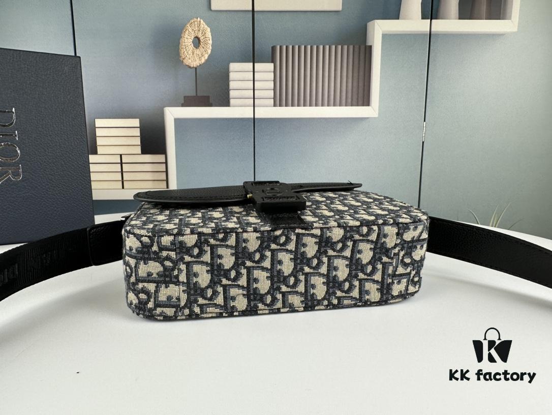 Box Included [Top Original Version] This mini saddle messenger bag is exquisitely fashionable, crafted from black grained cowhide leather and adorned with a flap closure and 'DIOR' signature, highlighting the refined charm of the saddle design. Spacious interior compartments with a patch pocket allow for organizing daily essentials. Equipped with an adjustable leather shoulder strap, it can be worn over the shoulder or crossbody.