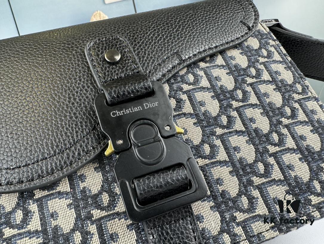 Box Included [Top Original Version] This mini saddle messenger bag is exquisitely fashionable, crafted from black grained cowhide leather and adorned with a flap closure and 'DIOR' signature, highlighting the refined charm of the saddle design. Spacious interior compartments with a patch pocket allow for organizing daily essentials. Equipped with an adjustable leather shoulder strap, it can be worn over the shoulder or crossbody.