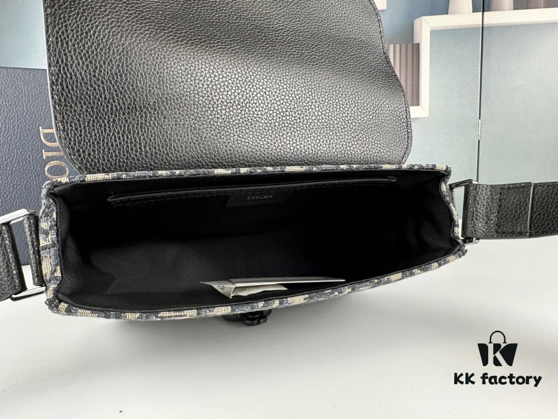 Box Included [Top Original Version] This mini saddle messenger bag is exquisitely fashionable, crafted from black grained cowhide leather and adorned with a flap closure and 'DIOR' signature, highlighting the refined charm of the saddle design. Spacious interior compartments with a patch pocket allow for organizing daily essentials. Equipped with an adjustable leather shoulder strap, it can be worn over the shoulder or crossbody.