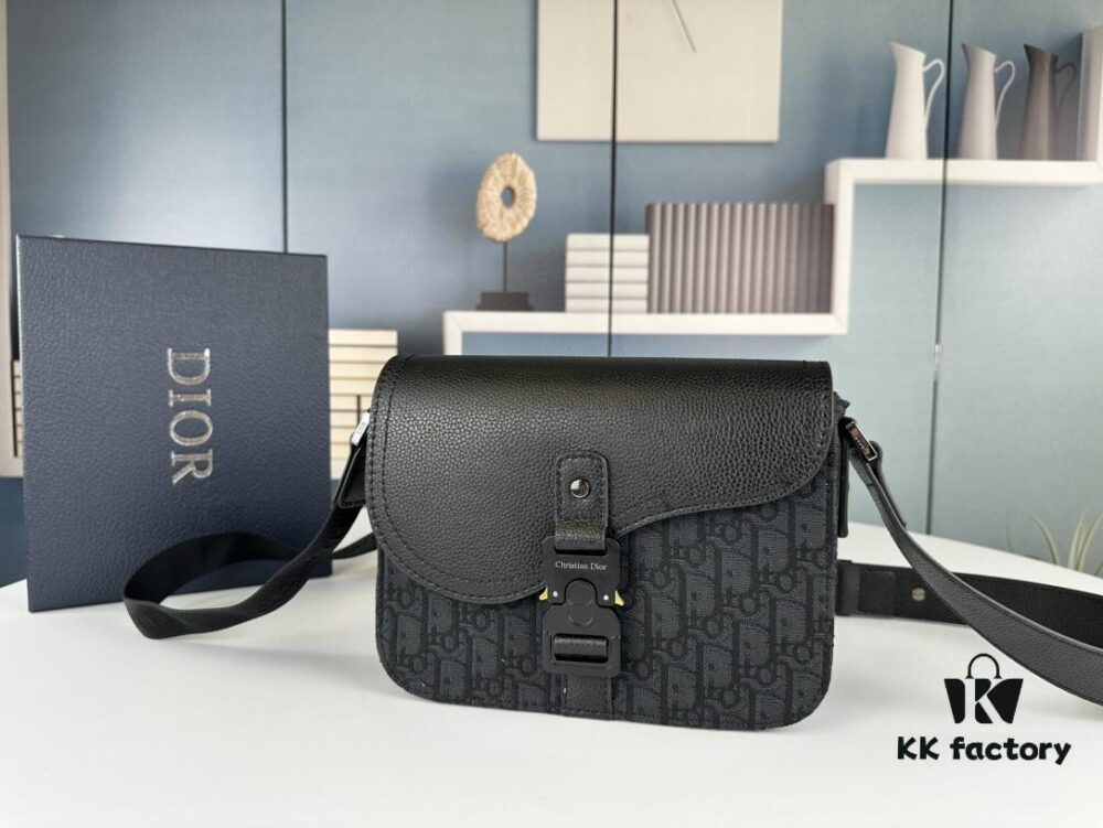 Box Included [Top Original Version] This mini saddle messenger bag is exquisitely fashionable, crafted from black grained cowhide leather with a flap closure and 'DIOR' signature, highlighting the refined charm of the saddle design. Spacious interior compartments with a patch pocket to store daily essentials. Equipped with an adjustable leather shoulder strap for shoulder or crossbody wear.