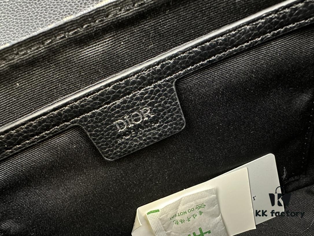 Box Included [Top Original Version] This mini saddle messenger bag is exquisitely fashionable, crafted from black grained cowhide leather and adorned with a flap closure and 'DIOR' signature, highlighting the refined charm of the saddle design. Spacious interior compartments with a patch pocket allow for organizing daily essentials. Equipped with an adjustable leather shoulder strap, it can be worn over the shoulder or crossbody.