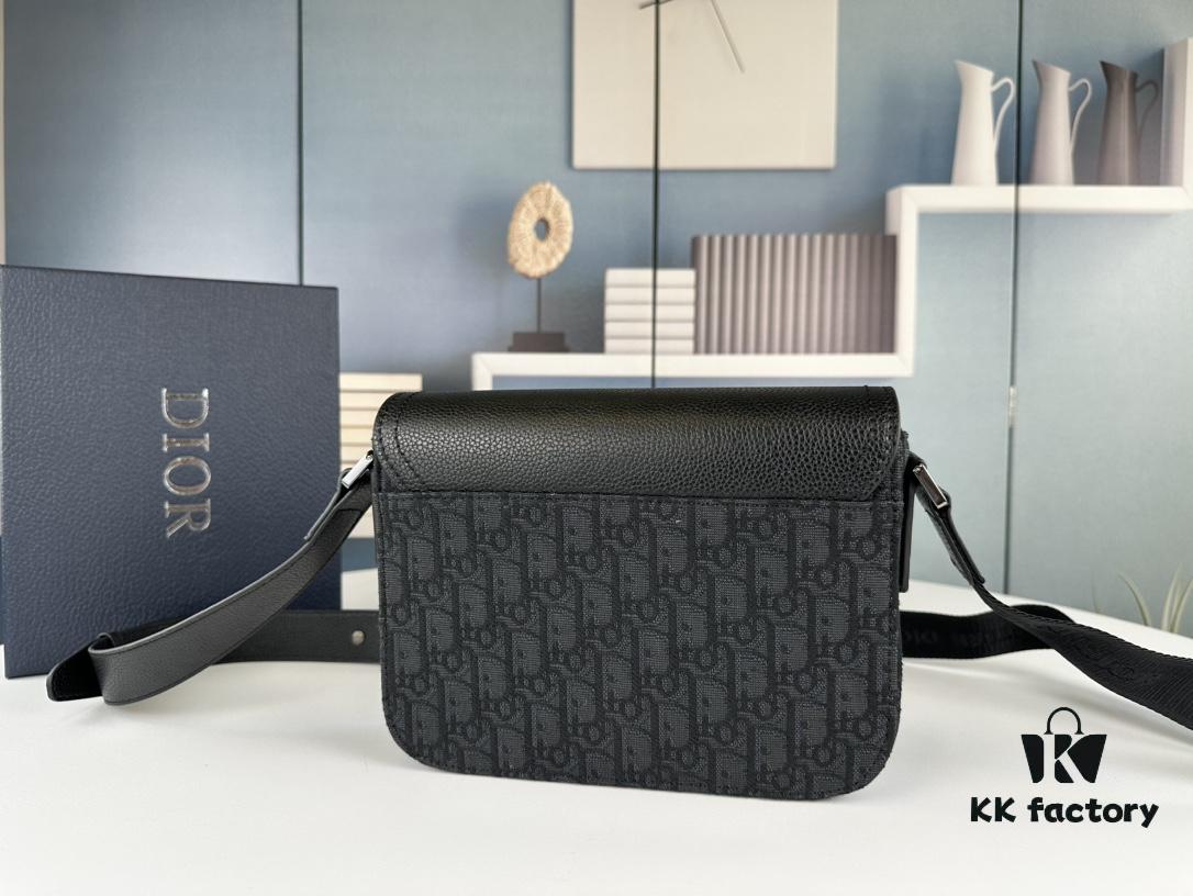 Box Included [Top Original Version] This mini saddle messenger bag is exquisitely fashionable, crafted from black grained cowhide leather with a flap closure and 'DIOR' signature, highlighting the refined charm of the saddle design. Spacious interior compartments with a patch pocket to store daily essentials. Equipped with an adjustable leather shoulder strap for shoulder or crossbody wear.