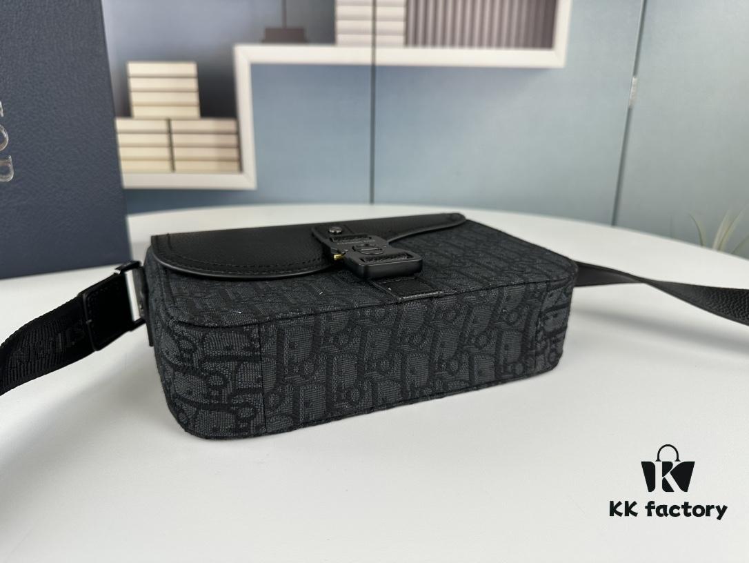 Box Included [Top Original Version] This mini saddle messenger bag is exquisitely fashionable, crafted from black grained cowhide leather with a flap closure and 'DIOR' signature, highlighting the refined charm of the saddle design. Spacious interior compartments with a patch pocket to store daily essentials. Equipped with an adjustable leather shoulder strap for shoulder or crossbody wear.