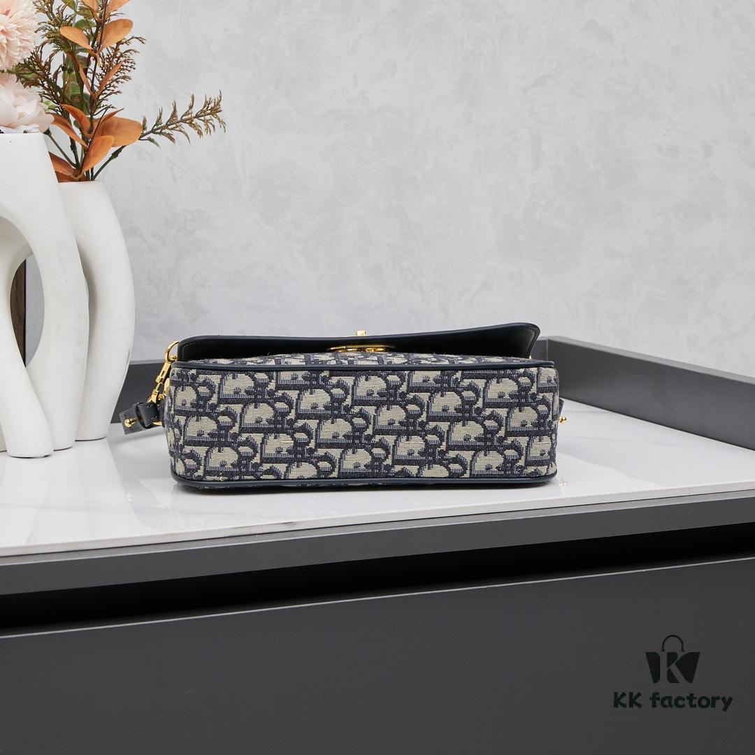 Dior 2024 Fall/Winter Runway Sunglasses VeryDior M1U Eye-Mask Sunglasses in Black Polyamide with Gray Lenses