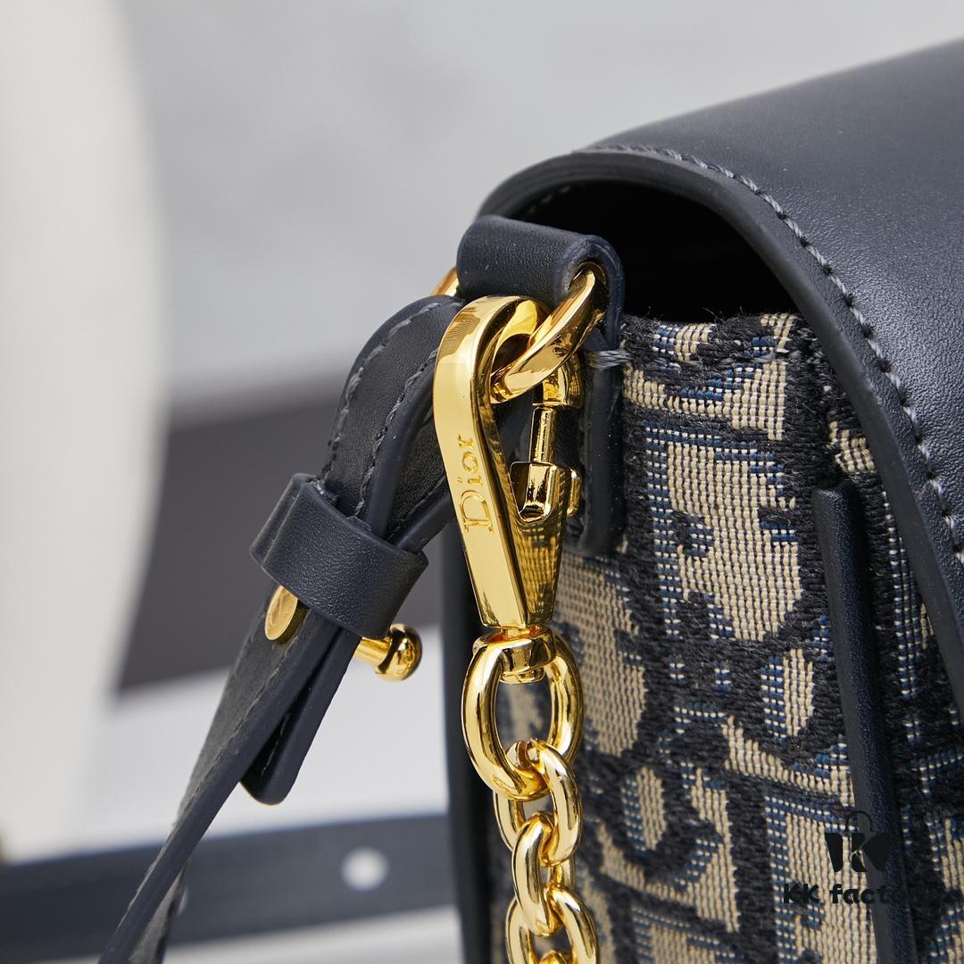 Dior 2024 Fall/Winter Runway Sunglasses VeryDior M1U Eye-Mask Sunglasses in Black Polyamide with Gray Lenses