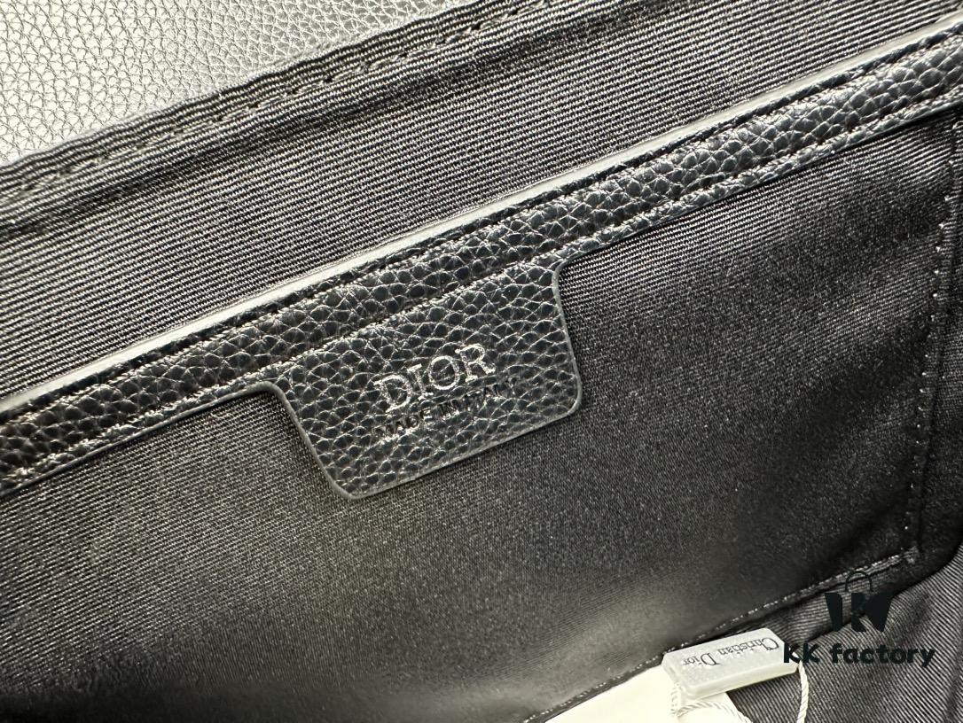 Box Included [Top Original Version] This mini saddle messenger bag is exquisitely fashionable, crafted from black grained cowhide leather with a flap closure and 'DIOR' signature, highlighting the refined charm of the saddle design. Spacious interior compartments with a patch pocket to store daily essentials. Equipped with an adjustable leather shoulder strap for shoulder or crossbody wear.