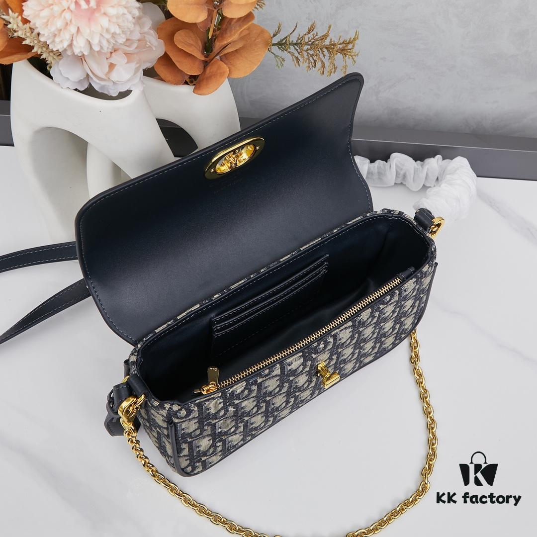 Dior 2024 Fall/Winter Runway Sunglasses VeryDior M1U Eye-Mask Sunglasses in Black Polyamide with Gray Lenses