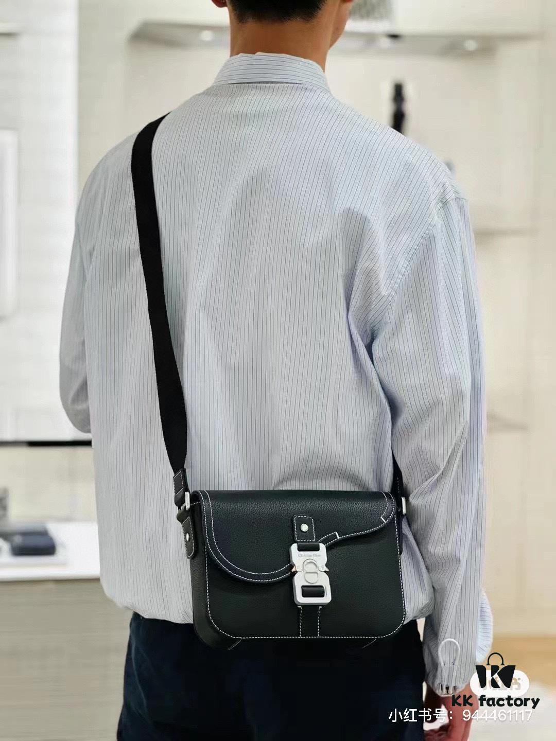 Box Included [Top Original Version] This miniature saddle messenger bag is exquisitely stylish, crafted from black grained cowhide leather and adorned with a flap closure and 'DIOR' signature, highlighting the refined charm of the saddle design. Spacious interior compartments with a patch pocket accommodate daily essentials. Equipped with an adjustable leather shoulder strap for shoulder or crossbody wear.