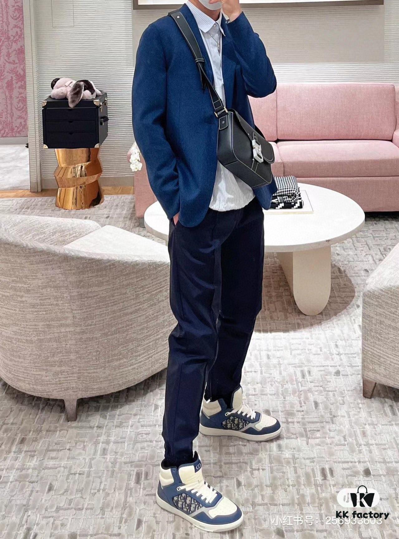 Box Included [Top Original Version] This miniature saddle messenger bag is exquisitely stylish, crafted from black grained cowhide leather and adorned with a flap closure and 'DIOR' signature, highlighting the refined charm of the saddle design. Spacious interior compartments with a patch pocket accommodate daily essentials. Equipped with an adjustable leather shoulder strap for shoulder or crossbody wear.