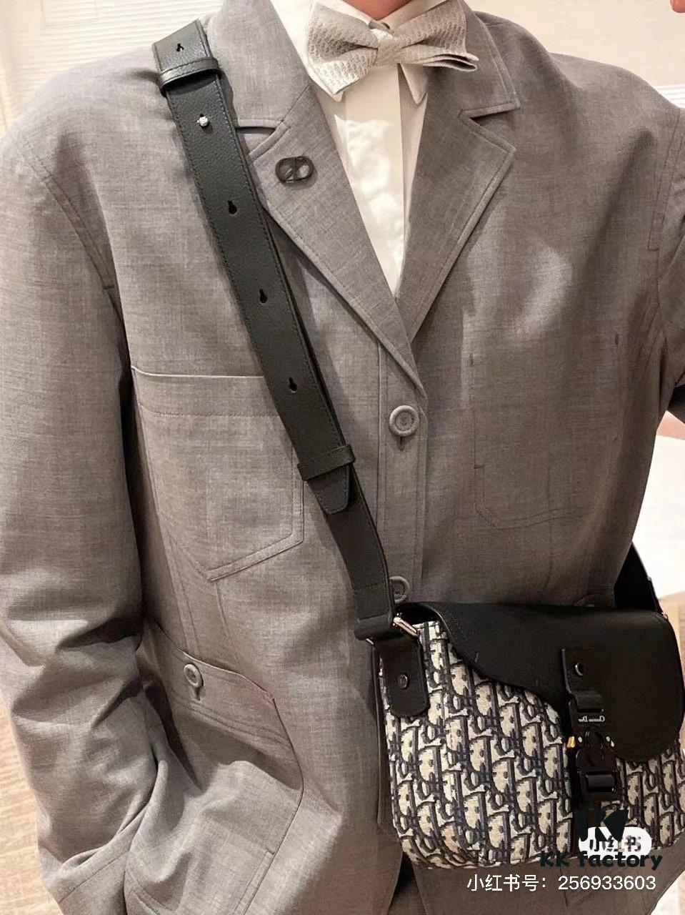 Box Included [Top Original Version] This miniature saddle messenger bag is exquisitely stylish, crafted from black grained cowhide leather and adorned with a flap closure and 'DIOR' signature, highlighting the refined charm of the saddle design. Spacious interior compartments with a patch pocket accommodate daily essentials. Equipped with an adjustable leather shoulder strap for shoulder or crossbody wear.