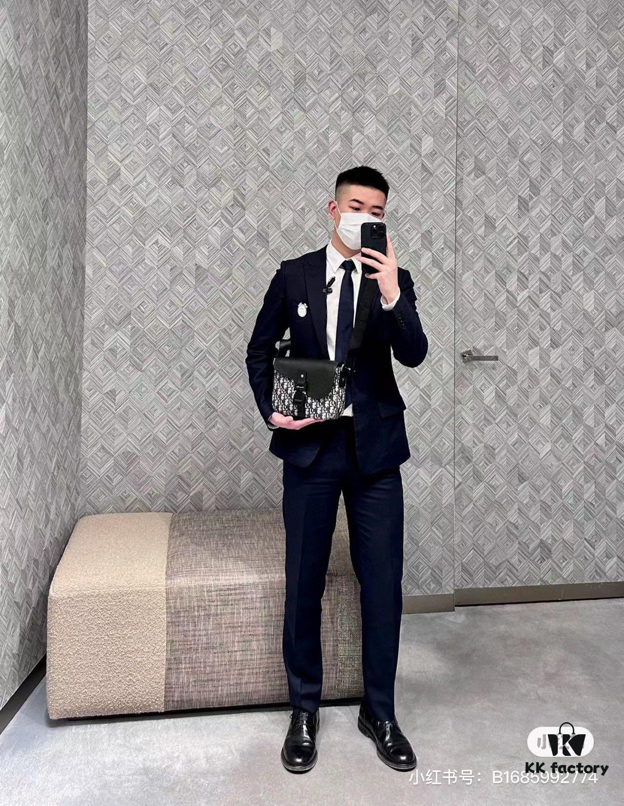 Box Included [Top Original Version] This miniature saddle messenger bag is exquisitely stylish, crafted from black grained cowhide leather and adorned with a flap closure and 'DIOR' signature, highlighting the refined charm of the saddle design. Spacious interior compartments with a patch pocket accommodate daily essentials. Equipped with an adjustable leather shoulder strap for shoulder or crossbody wear.