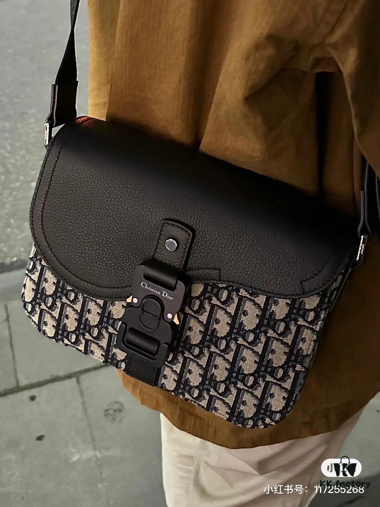 Box Included [Top Original Version] This mini saddle messenger bag is exquisitely crafted and stylish, made from black grained calf leather with a flap closure and 'DIOR' signature, highlighting the refined charm of the saddle design. Spacious interior compartments with a patch pocket for organizing daily essentials. Adjustable leather shoulder strap allows for shoulder or crossbody wear.