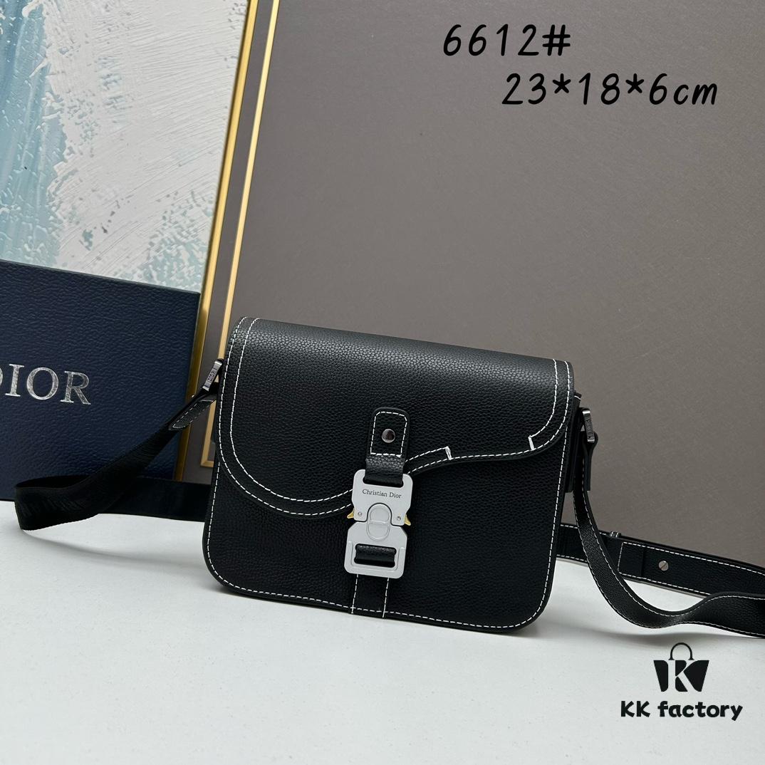 Box Included [Top Original Version] This mini saddle messenger bag is exquisitely crafted and stylish, made from black grained cowhide leather, featuring a flap closure and 'DIOR' signature emblem that highlights the refined charm of the saddle design. Spacious interior with compartments and slip pockets for organizing daily essentials. Equipped with an adjustable leather shoulder strap for versatile wear as a shoulder or crossbody bag.