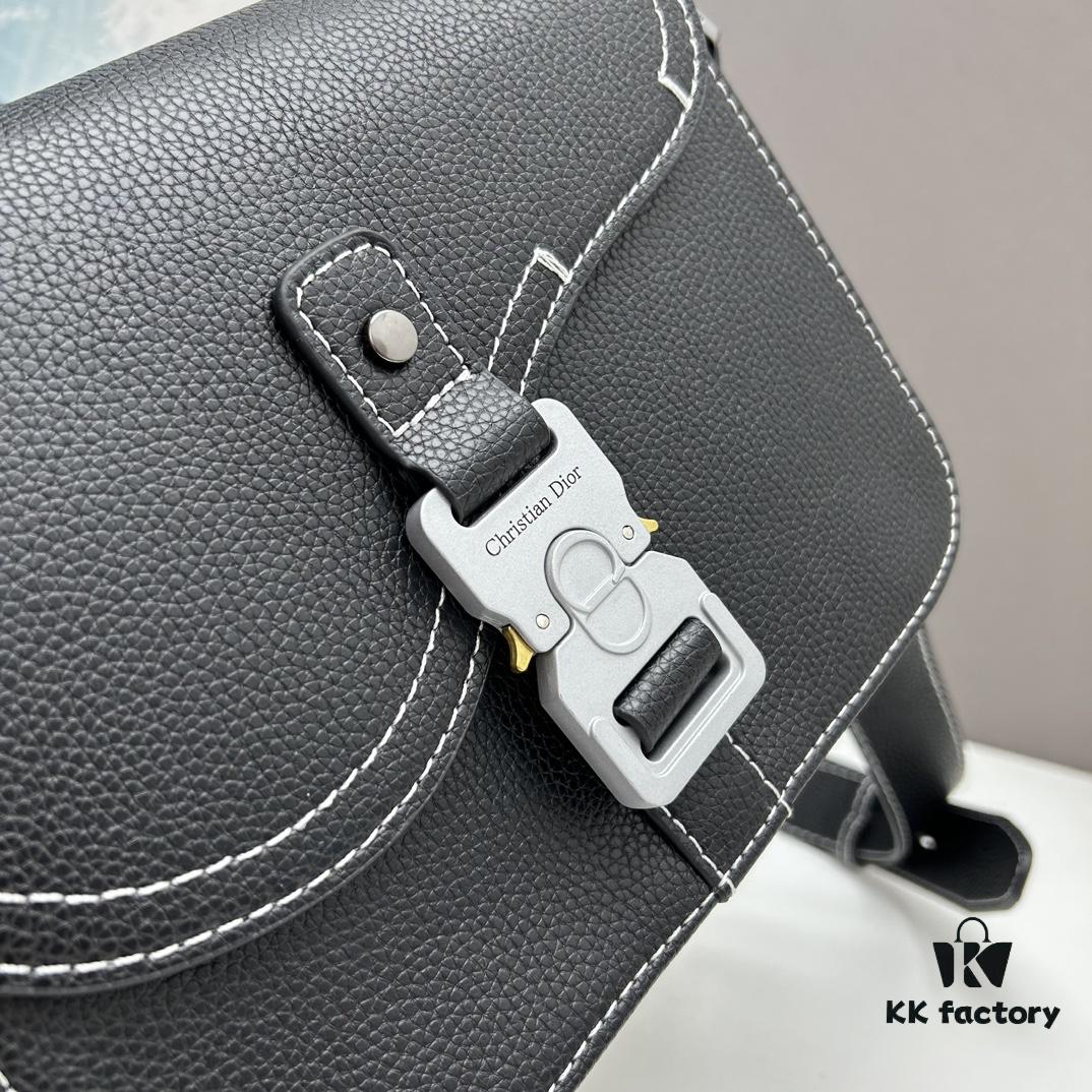 Box Included [Top Original Version] This miniature saddle messenger bag is exquisitely stylish, meticulously crafted from black grained cowhide leather and accentuated with a flap closure and 'DIOR' signature, highlighting the refined charm of the saddle design. Featuring a spacious interior compartment with a patch pocket for organizing daily essentials, it comes with an adjustable leather shoulder strap that allows for both shoulder and crossbody wear.