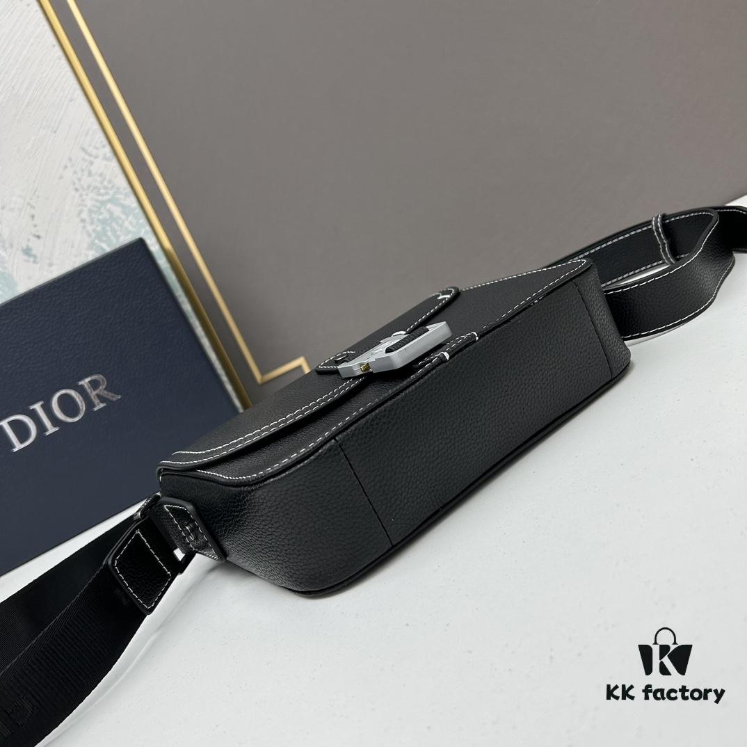 Box Included [Top Original Version] This miniature saddle messenger bag is exquisitely stylish, meticulously crafted from black grained cowhide leather and accentuated with a flap closure and 'DIOR' signature, highlighting the refined charm of the saddle design. Featuring a spacious interior compartment with a patch pocket for organizing daily essentials, it comes with an adjustable leather shoulder strap that allows for both shoulder and crossbody wear.