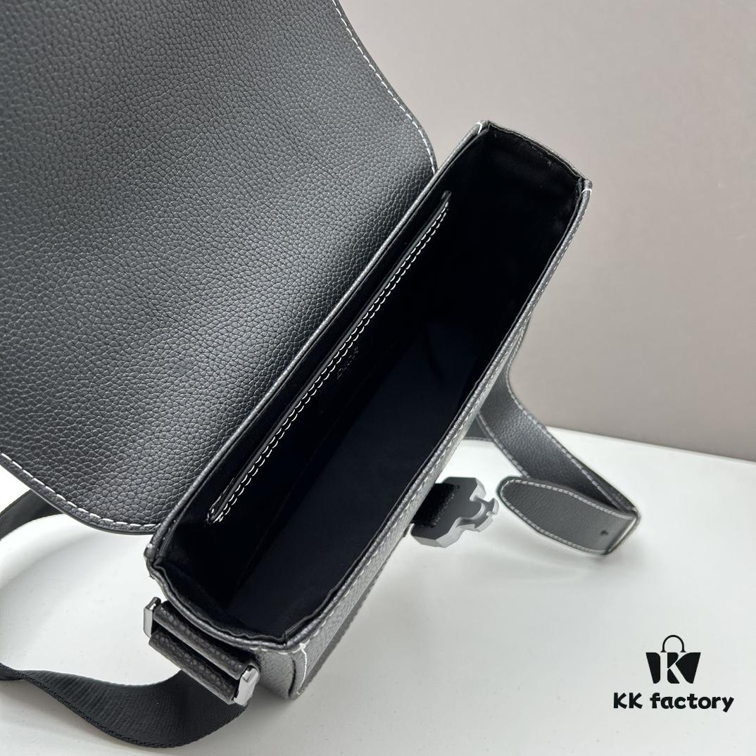 Box Included [Top Original Version] This miniature saddle messenger bag is exquisitely stylish, meticulously crafted from black grained cowhide leather and accentuated with a flap closure and 'DIOR' signature, highlighting the refined charm of the saddle design. Featuring a spacious interior compartment with a patch pocket for organizing daily essentials, it comes with an adjustable leather shoulder strap that allows for both shoulder and crossbody wear.