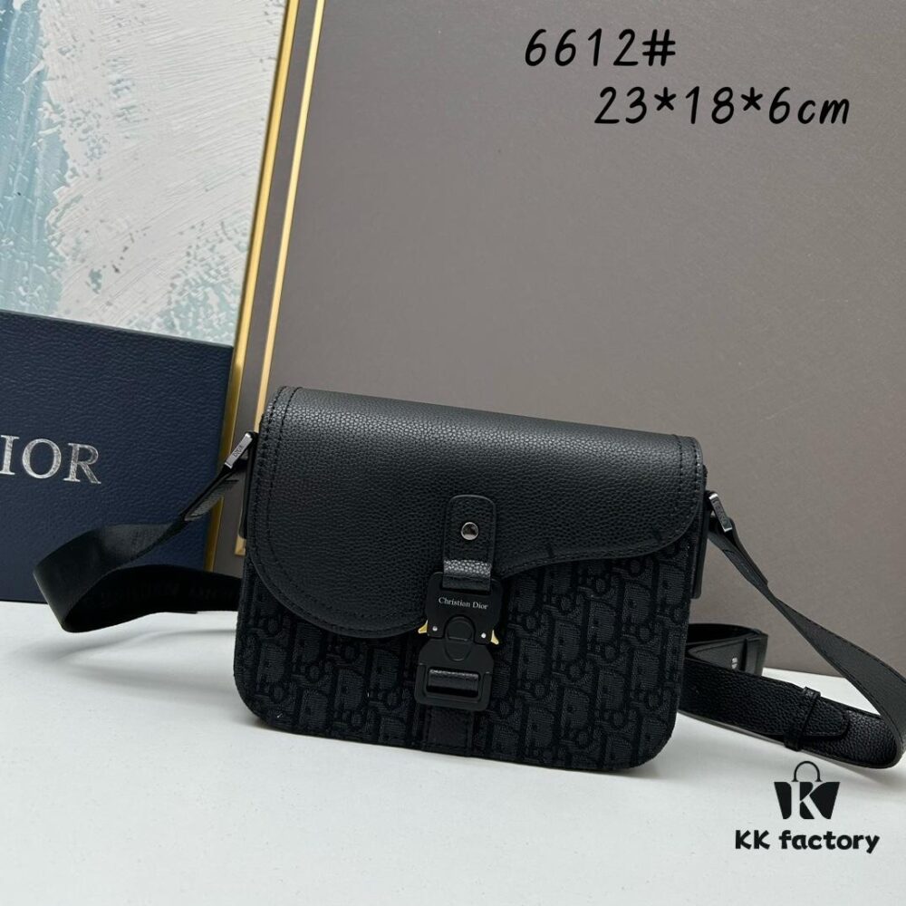 Box Included [Top Original Version] This mini saddle messenger bag is exquisitely stylish, crafted from black grained cowhide leather and adorned with a flap closure and 'DIOR' signature, highlighting the refined charm of the saddle design. Spacious interior compartments with a patch pocket allow for organized storage of daily essentials. Equipped with an adjustable leather shoulder strap for versatile wear as a shoulder or crossbody bag.