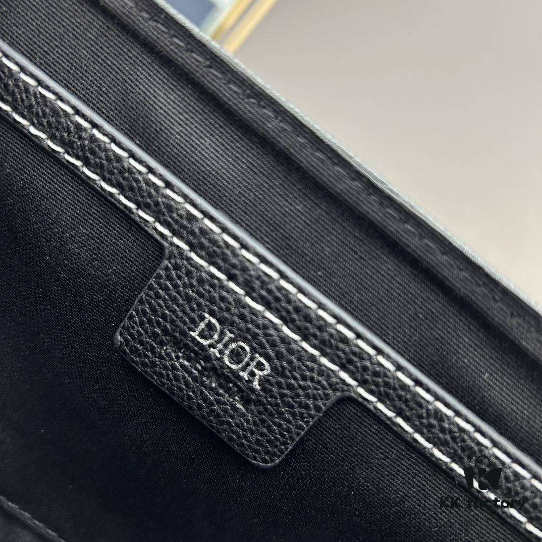 Box Included [Top Original Version] This miniature saddle messenger bag is exquisitely stylish, meticulously crafted from black grained cowhide leather and accentuated with a flap closure and 'DIOR' signature, highlighting the refined charm of the saddle design. Featuring a spacious interior compartment with a patch pocket for organizing daily essentials, it comes with an adjustable leather shoulder strap that allows for both shoulder and crossbody wear.