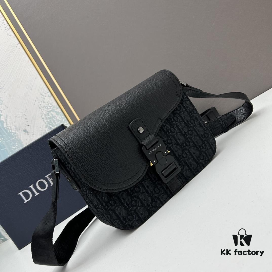 Box Included [Top Original Version] This mini saddle messenger bag is exquisitely stylish, crafted from black grained cowhide leather and adorned with a flap closure and 'DIOR' signature, highlighting the refined charm of the saddle design. Spacious interior compartments with a patch pocket allow for organized storage of daily essentials. Equipped with an adjustable leather shoulder strap for versatile wear as a shoulder or crossbody bag.