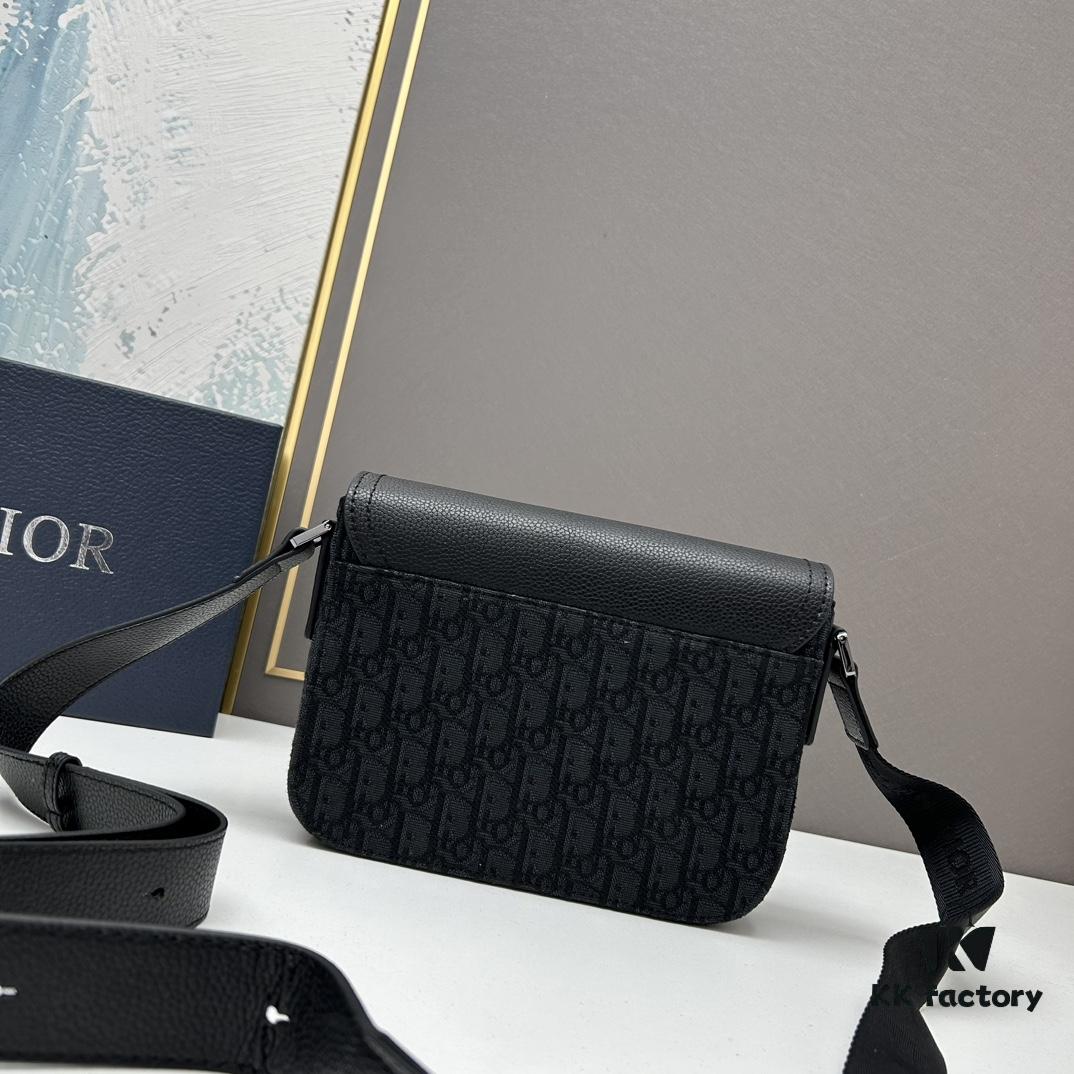 Box Included [Top Original Version] This mini saddle messenger bag is exquisitely stylish, crafted from black grained cowhide leather and adorned with a flap closure and 'DIOR' signature, highlighting the refined charm of the saddle design. Spacious interior compartments with a patch pocket allow for organized storage of daily essentials. Equipped with an adjustable leather shoulder strap for versatile wear as a shoulder or crossbody bag.