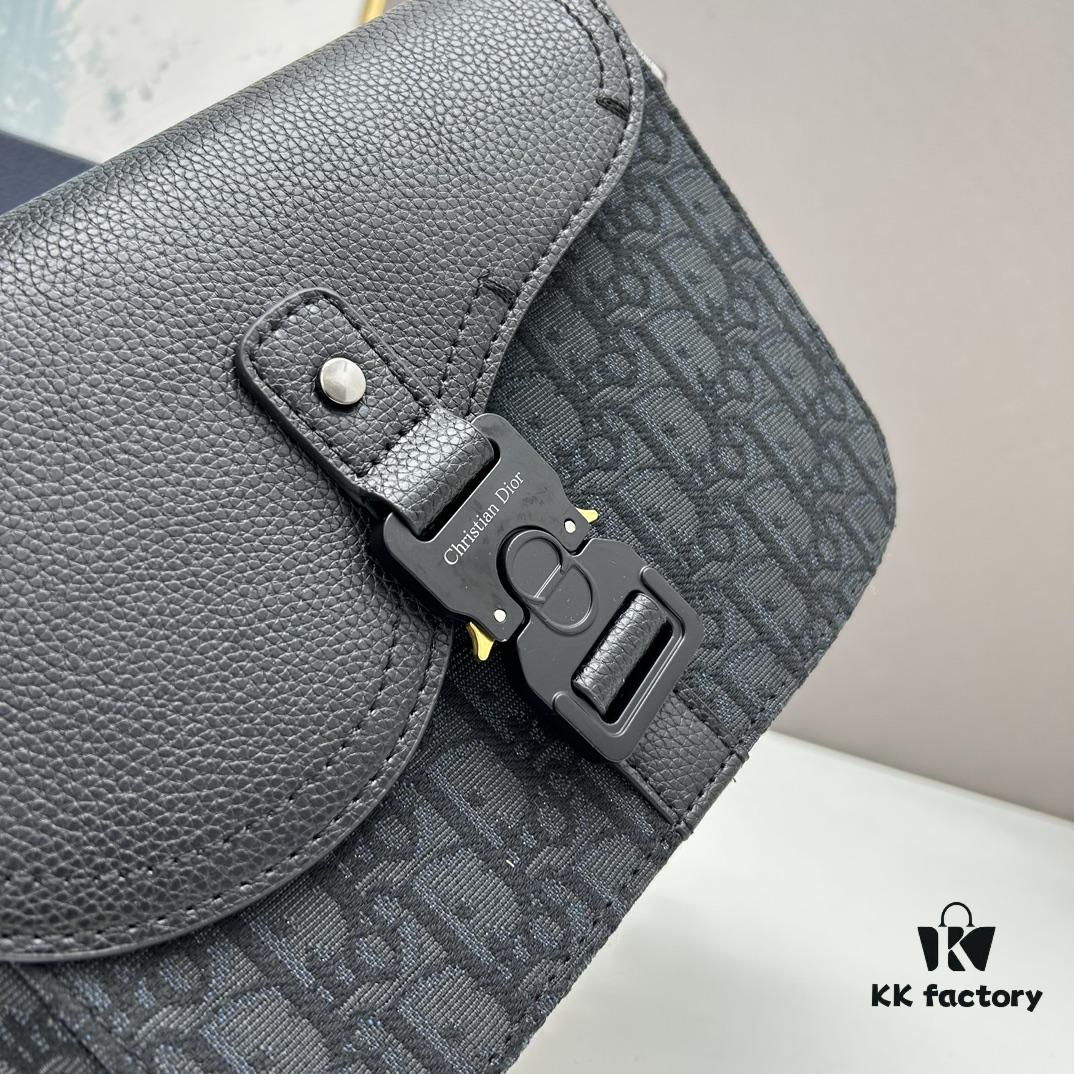 Box Included [Top Original Version] This mini saddle messenger bag is exquisitely stylish, crafted from black grained cowhide leather and adorned with a flap closure and 'DIOR' signature, highlighting the refined charm of the saddle design. Spacious interior compartments with a patch pocket allow for organized storage of daily essentials. Equipped with an adjustable leather shoulder strap for versatile wear as a shoulder or crossbody bag.