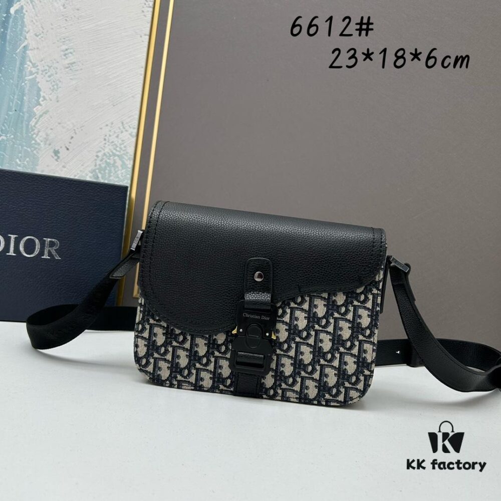 Box Included [Top Original Version] This mini saddle messenger bag is exquisitely crafted and stylish. Made from black grained calf leather, it features a flap closure with 'DIOR' signature, highlighting the refined charm of the saddle design. The spacious interior includes compartments and a patch pocket for organizing daily essentials. Equipped with an adjustable leather shoulder strap, it can be worn over the shoulder or crossbody.