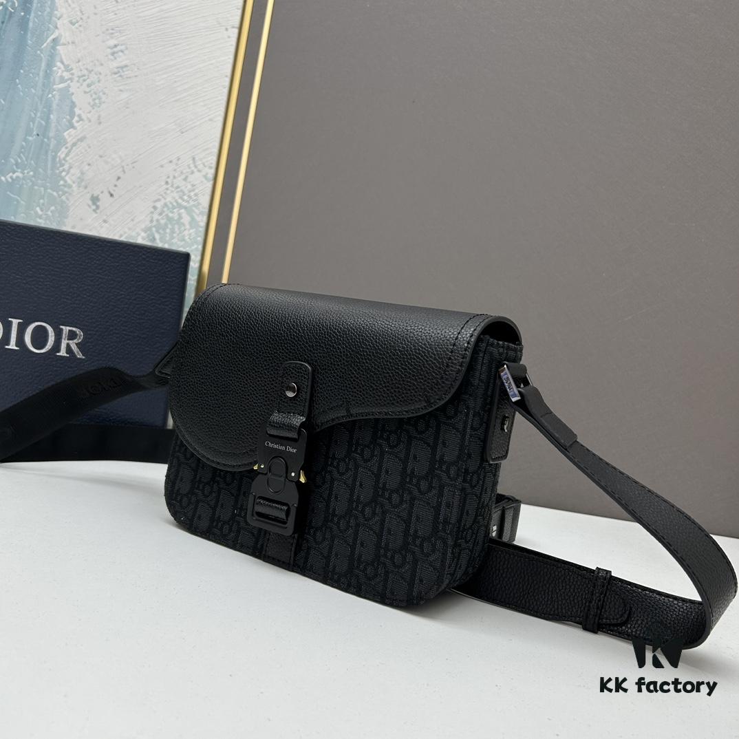 Box Included [Top Original Version] This mini saddle messenger bag is exquisitely stylish, crafted from black grained cowhide leather and adorned with a flap closure and 'DIOR' signature, highlighting the refined charm of the saddle design. Spacious interior compartments with a patch pocket allow for organized storage of daily essentials. Equipped with an adjustable leather shoulder strap for versatile wear as a shoulder or crossbody bag.