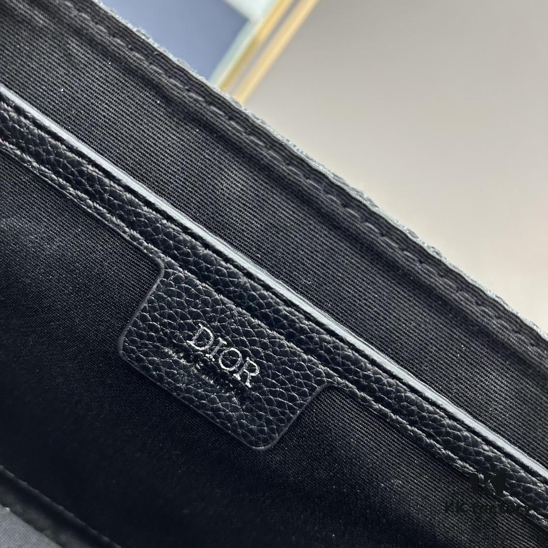 Box Included [Top Original Version] This mini saddle messenger bag is exquisitely stylish, crafted from black grained cowhide leather and adorned with a flap closure and 'DIOR' signature, highlighting the refined charm of the saddle design. Spacious interior compartments with a patch pocket allow for organized storage of daily essentials. Equipped with an adjustable leather shoulder strap for versatile wear as a shoulder or crossbody bag.