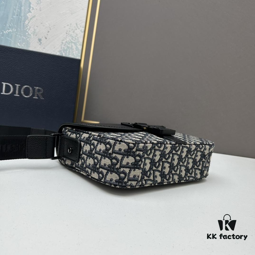 Box Included [Top Original Version] This mini saddle messenger bag is exquisitely crafted and stylish. Made from black grained calf leather, it features a flap closure with 'DIOR' signature, highlighting the refined charm of the saddle design. The spacious interior includes compartments and a patch pocket for organizing daily essentials. Equipped with an adjustable leather shoulder strap, it can be worn over the shoulder or crossbody.