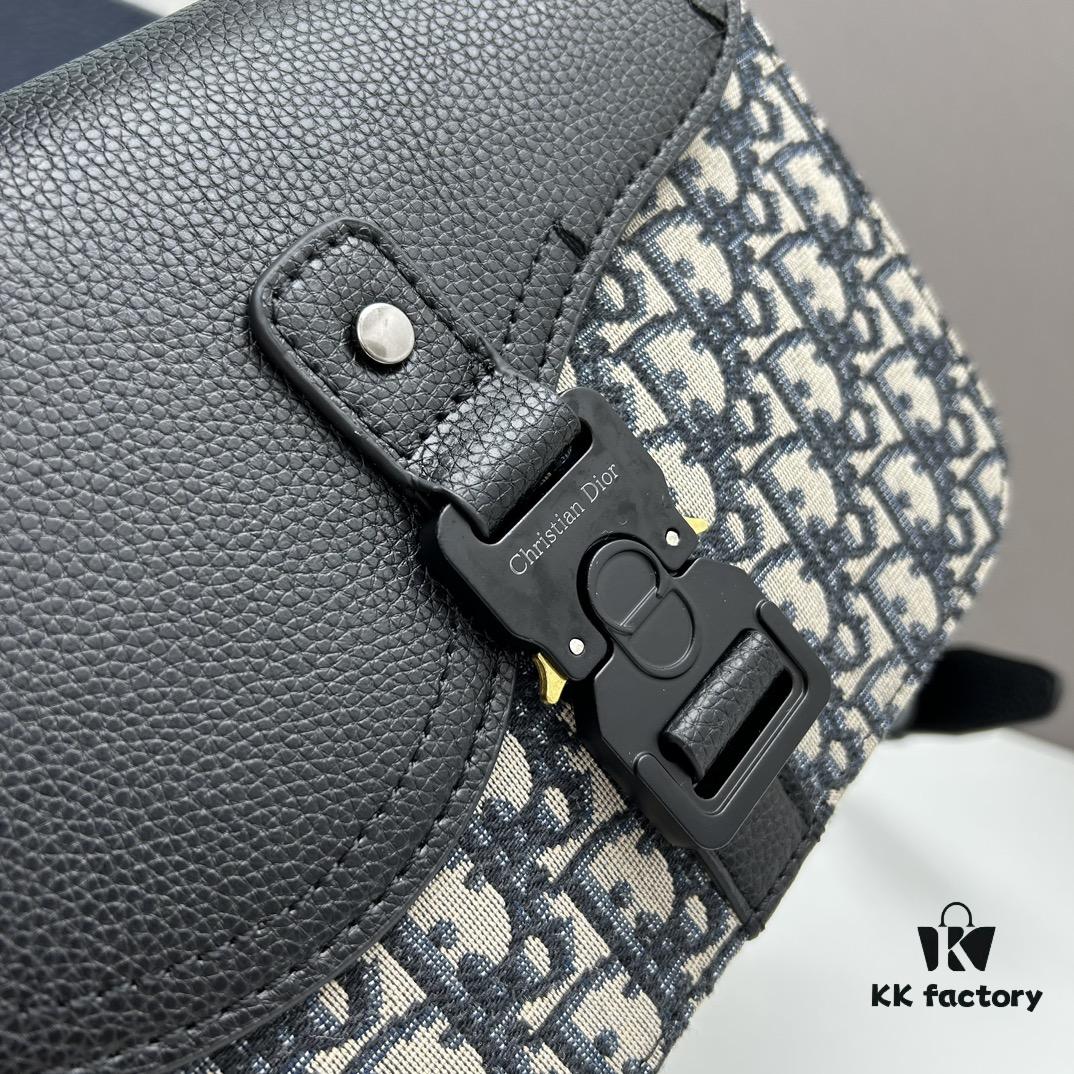 Box Included [Top Original Version] This mini saddle messenger bag is exquisitely crafted and stylish. Made from black grained calf leather, it features a flap closure with 'DIOR' signature, highlighting the refined charm of the saddle design. The spacious interior includes compartments and a patch pocket for organizing daily essentials. Equipped with an adjustable leather shoulder strap, it can be worn over the shoulder or crossbody.