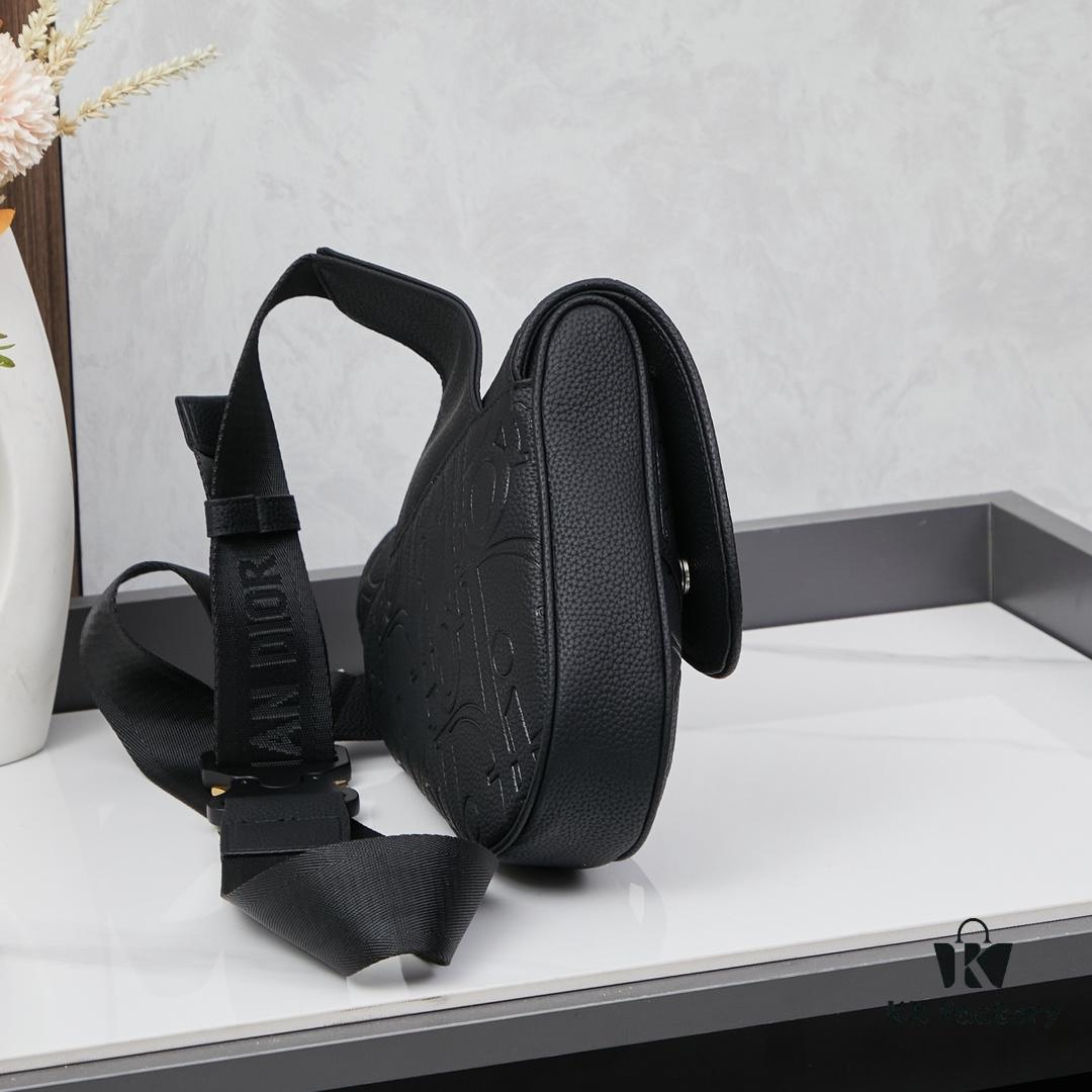 This boxed saddle bag is a new piece from the classic collection, crafted in black grained calfskin leather.