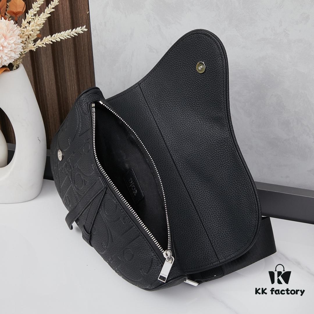 This boxed saddle bag is a new piece from the classic collection, crafted in black grained calfskin leather.