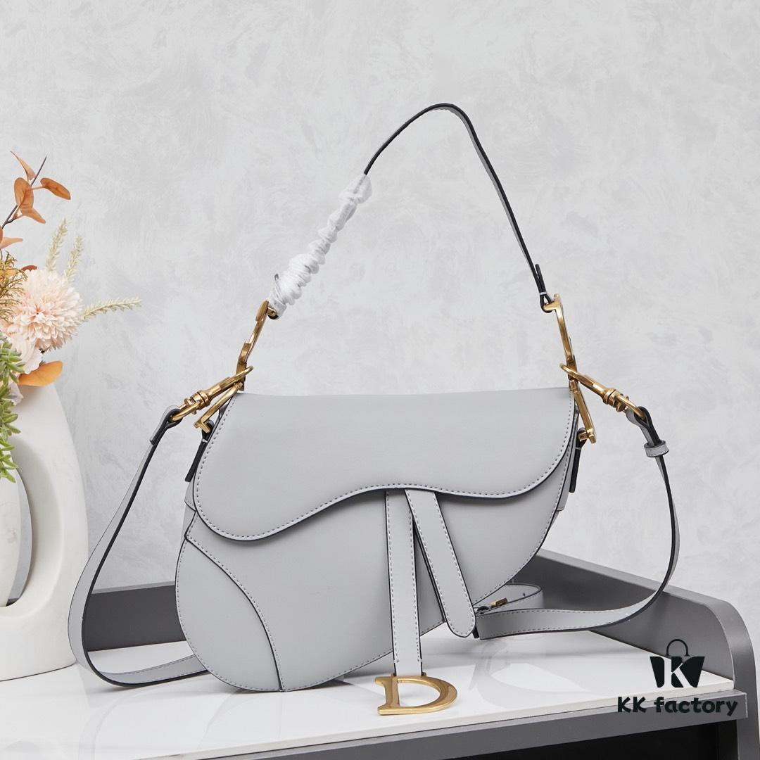 Twill with Mini Strap New Arrival ☀【Includes Premium Gift Box】Large Size: 24.5 x 20 x 5 cm Be a Classic with Classics Fashion Fades 👉 Classics Endure Fashion Comes Full Circle Saddle Bag Since Its Initial Debut 💗 Witnessed the Evolution from IT Bag to Anti-IT Bag Twill 💪 and Now the Trend's Cyclical Return to IT Bag No Nostalgia Needed Because Today’s Version Is Even Better The Love for the Saddle Bag 🌟 Embodies the Inheritance of Dior’s Brand Spirit 💫 As Maria Grazia Chiuri Stated in an Interview: 'I Hope to Reinterpret the Timeless Beauty of That Era Through This Collection I Believe This Is a True Classic from Dior’s Recent History ✔ An Exceptional Accessory Perfectly Paired with Everyday Looks 💃 Model No. ♦8587