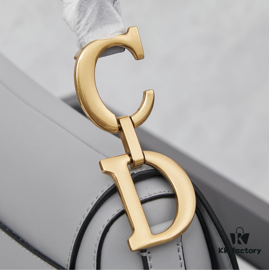 Twill with Mini Strap New Arrival ☀【Includes Premium Gift Box】Large Size: 24.5 x 20 x 5 cm Be a Classic with Classics Fashion Fades 👉 Classics Endure Fashion Comes Full Circle Saddle Bag Since Its Initial Debut 💗 Witnessed the Evolution from IT Bag to Anti-IT Bag Twill 💪 and Now the Trend's Cyclical Return to IT Bag No Nostalgia Needed Because Today’s Version Is Even Better The Love for the Saddle Bag 🌟 Embodies the Inheritance of Dior’s Brand Spirit 💫 As Maria Grazia Chiuri Stated in an Interview: 'I Hope to Reinterpret the Timeless Beauty of That Era Through This Collection I Believe This Is a True Classic from Dior’s Recent History ✔ An Exceptional Accessory Perfectly Paired with Everyday Looks 💃 Model No. ♦8587