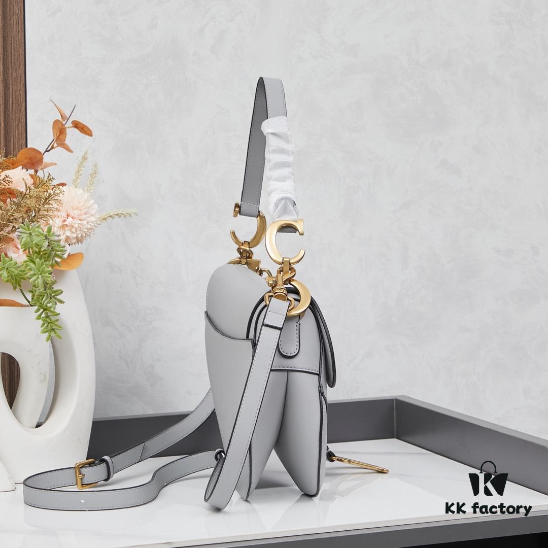 Twill with Mini Strap New Arrival ☀【Includes Premium Gift Box】Large Size: 24.5 x 20 x 5 cm Be a Classic with Classics Fashion Fades 👉 Classics Endure Fashion Comes Full Circle Saddle Bag Since Its Initial Debut 💗 Witnessed the Evolution from IT Bag to Anti-IT Bag Twill 💪 and Now the Trend's Cyclical Return to IT Bag No Nostalgia Needed Because Today’s Version Is Even Better The Love for the Saddle Bag 🌟 Embodies the Inheritance of Dior’s Brand Spirit 💫 As Maria Grazia Chiuri Stated in an Interview: 'I Hope to Reinterpret the Timeless Beauty of That Era Through This Collection I Believe This Is a True Classic from Dior’s Recent History ✔ An Exceptional Accessory Perfectly Paired with Everyday Looks 💃 Model No. ♦8587