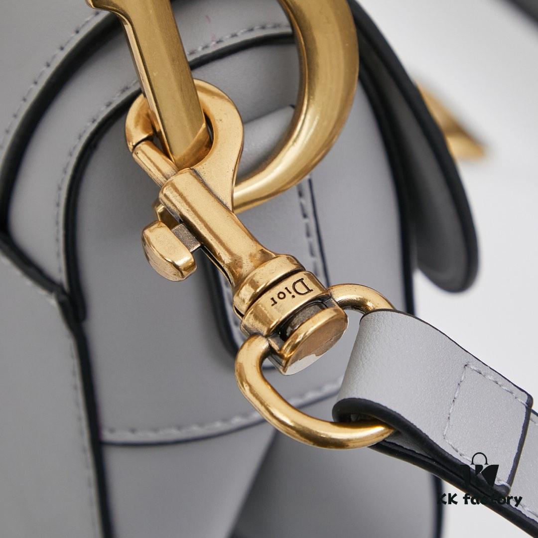 Twill with Mini Strap New Arrival ☀【Includes Premium Gift Box】Large Size: 24.5 x 20 x 5 cm Be a Classic with Classics Fashion Fades 👉 Classics Endure Fashion Comes Full Circle Saddle Bag Since Its Initial Debut 💗 Witnessed the Evolution from IT Bag to Anti-IT Bag Twill 💪 and Now the Trend's Cyclical Return to IT Bag No Nostalgia Needed Because Today’s Version Is Even Better The Love for the Saddle Bag 🌟 Embodies the Inheritance of Dior’s Brand Spirit 💫 As Maria Grazia Chiuri Stated in an Interview: 'I Hope to Reinterpret the Timeless Beauty of That Era Through This Collection I Believe This Is a True Classic from Dior’s Recent History ✔ An Exceptional Accessory Perfectly Paired with Everyday Looks 💃 Model No. ♦8587