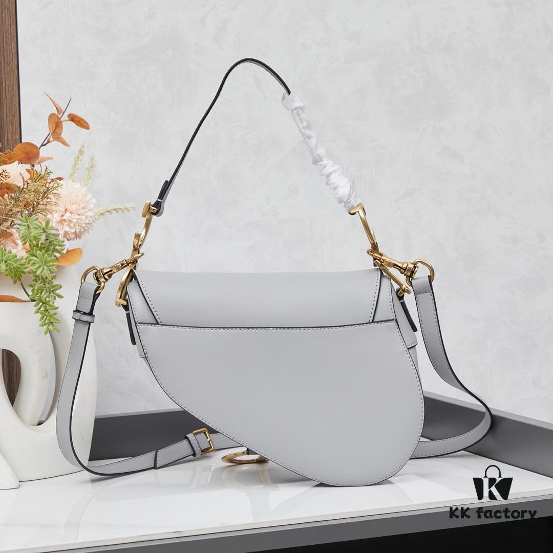 Twill with Mini Strap New Arrival ☀【Includes Premium Gift Box】Large Size: 24.5 x 20 x 5 cm Be a Classic with Classics Fashion Fades 👉 Classics Endure Fashion Comes Full Circle Saddle Bag Since Its Initial Debut 💗 Witnessed the Evolution from IT Bag to Anti-IT Bag Twill 💪 and Now the Trend's Cyclical Return to IT Bag No Nostalgia Needed Because Today’s Version Is Even Better The Love for the Saddle Bag 🌟 Embodies the Inheritance of Dior’s Brand Spirit 💫 As Maria Grazia Chiuri Stated in an Interview: 'I Hope to Reinterpret the Timeless Beauty of That Era Through This Collection I Believe This Is a True Classic from Dior’s Recent History ✔ An Exceptional Accessory Perfectly Paired with Everyday Looks 💃 Model No. ♦8587