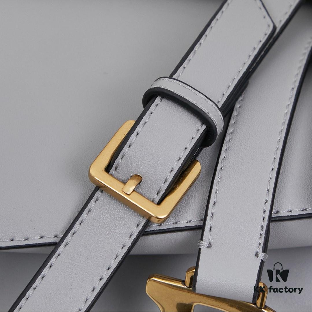 Twill with Mini Strap New Arrival ☀【Includes Premium Gift Box】Large Size: 24.5 x 20 x 5 cm Be a Classic with Classics Fashion Fades 👉 Classics Endure Fashion Comes Full Circle Saddle Bag Since Its Initial Debut 💗 Witnessed the Evolution from IT Bag to Anti-IT Bag Twill 💪 and Now the Trend's Cyclical Return to IT Bag No Nostalgia Needed Because Today’s Version Is Even Better The Love for the Saddle Bag 🌟 Embodies the Inheritance of Dior’s Brand Spirit 💫 As Maria Grazia Chiuri Stated in an Interview: 'I Hope to Reinterpret the Timeless Beauty of That Era Through This Collection I Believe This Is a True Classic from Dior’s Recent History ✔ An Exceptional Accessory Perfectly Paired with Everyday Looks 💃 Model No. ♦8587