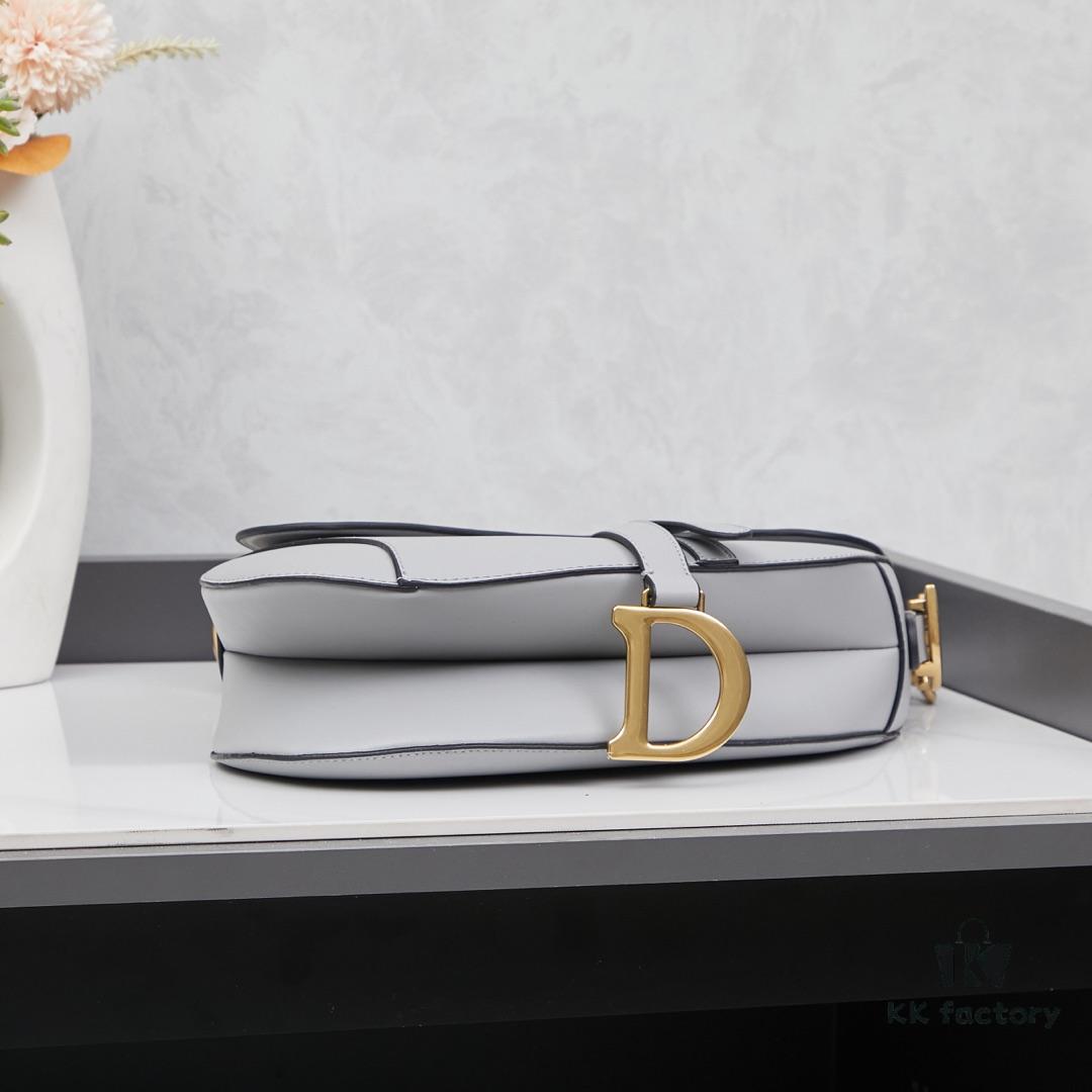 Twill with Mini Strap New Arrival ☀【Includes Premium Gift Box】Large Size: 24.5 x 20 x 5 cm Be a Classic with Classics Fashion Fades 👉 Classics Endure Fashion Comes Full Circle Saddle Bag Since Its Initial Debut 💗 Witnessed the Evolution from IT Bag to Anti-IT Bag Twill 💪 and Now the Trend's Cyclical Return to IT Bag No Nostalgia Needed Because Today’s Version Is Even Better The Love for the Saddle Bag 🌟 Embodies the Inheritance of Dior’s Brand Spirit 💫 As Maria Grazia Chiuri Stated in an Interview: 'I Hope to Reinterpret the Timeless Beauty of That Era Through This Collection I Believe This Is a True Classic from Dior’s Recent History ✔ An Exceptional Accessory Perfectly Paired with Everyday Looks 💃 Model No. ♦8587