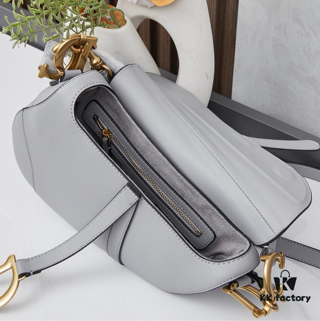 Twill with Mini Strap New Arrival ☀【Includes Premium Gift Box】Large Size: 24.5 x 20 x 5 cm Be a Classic with Classics Fashion Fades 👉 Classics Endure Fashion Comes Full Circle Saddle Bag Since Its Initial Debut 💗 Witnessed the Evolution from IT Bag to Anti-IT Bag Twill 💪 and Now the Trend's Cyclical Return to IT Bag No Nostalgia Needed Because Today’s Version Is Even Better The Love for the Saddle Bag 🌟 Embodies the Inheritance of Dior’s Brand Spirit 💫 As Maria Grazia Chiuri Stated in an Interview: 'I Hope to Reinterpret the Timeless Beauty of That Era Through This Collection I Believe This Is a True Classic from Dior’s Recent History ✔ An Exceptional Accessory Perfectly Paired with Everyday Looks 💃 Model No. ♦8587