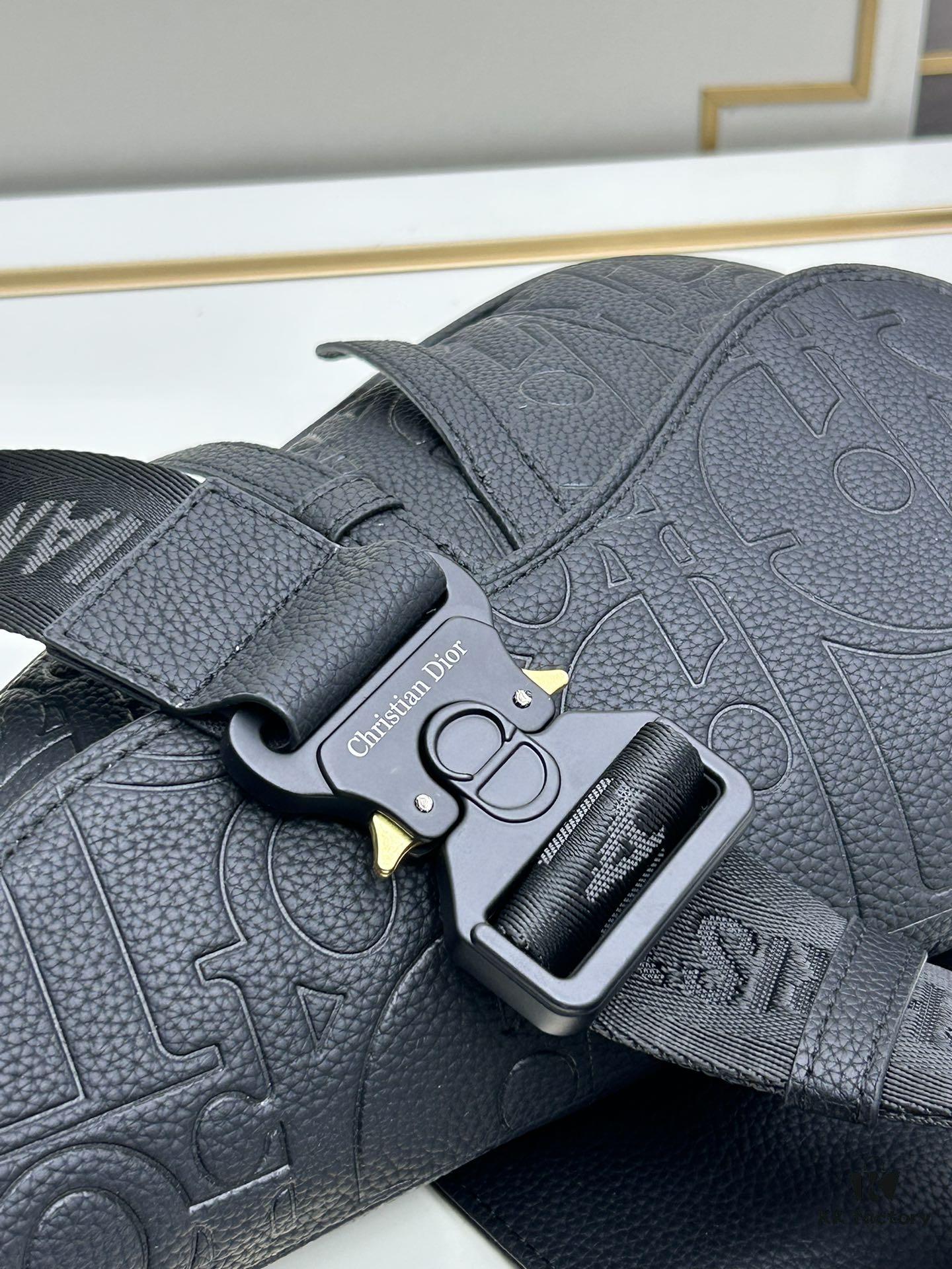 This boxed saddle bag is a new piece from the classic collection, meticulously crafted from black grained leather. A magnetic flap conceals a zip pocket for daily essentials, and it features an adjustable Christian Dior jacquard webbing strap for shoulder or crossbody wear.